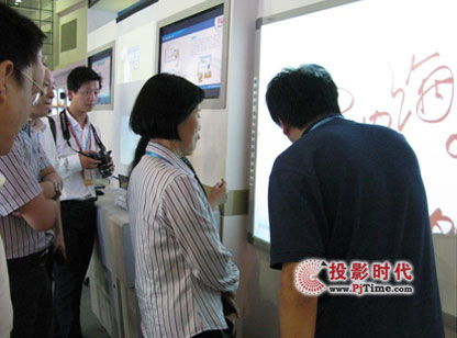 傳統(tǒng)電子白板的演進(jìn) 教學(xué)設(shè)備研發(fā)的新動向與行業(yè)動態(tài)